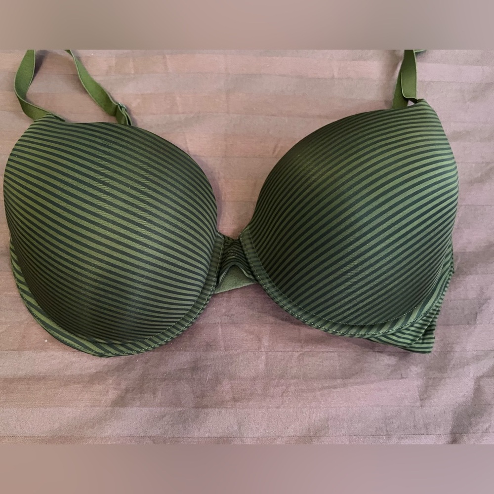 VS Perfect Coverage Green Striped Bra
Size 36D
Like new